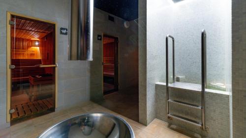 Kúpeľňa v ubytovaní Panorama - Czarna Góra Resort by Sun & Snow z nielimitowanym basenem