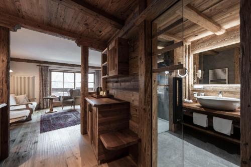 a bathroom with a sink and a mirror at Charmehotel Uhrerhof - Deur in Ortisei