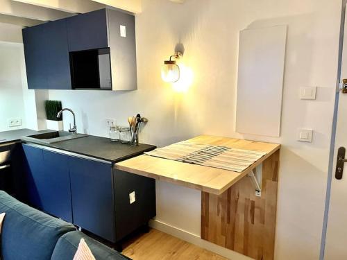 Il comprend une petite cuisine avec un évier et un comptoir. dans l'établissement T3 Duplex entre gare et Nansouty, à Bordeaux