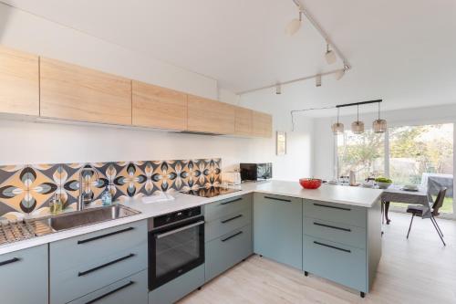 une cuisine avec un évier et un plan de travail dans l'établissement Les Beaux Étés, à Pléneuf-Val-André