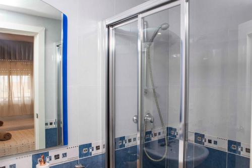 y baño con ducha acristalada y lavamanos. en La Manga Club 2 Bed Apartment Great location, en Murcia