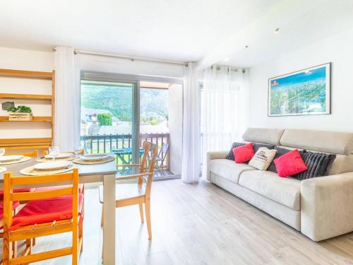 un salon avec un canapé et une table dans l'établissement Appartement neuf pour 11 pers., 59m², hyper centre Saint-Lary Soulan, proche remontées mécaniques - FR-1-296-469, à Saint-Lary-Soulan