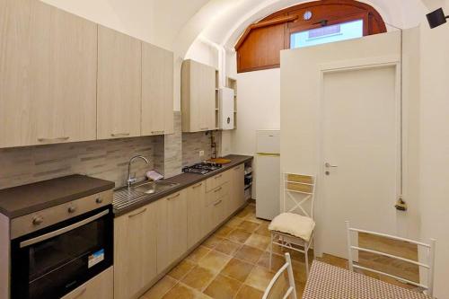 een keuken met een wastafel en een fornuis bij L'Olmo vestito in Teramo