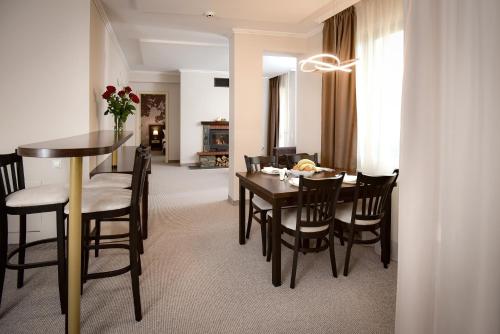 Posezení v ubytování Rhodopi Home Hotel Chepelare- All inclusive & Half Board