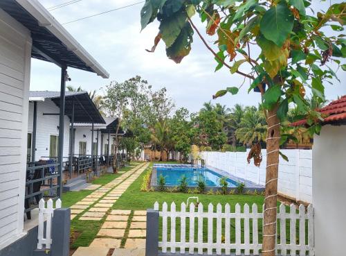 Kolam renang di atau dekat dengan Rashiva Resort
