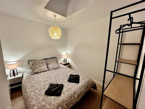 - une chambre avec un lit doté de 2 oreillers noirs dans l'établissement Sympa T3 entre gare et Nansouty, à Bordeaux