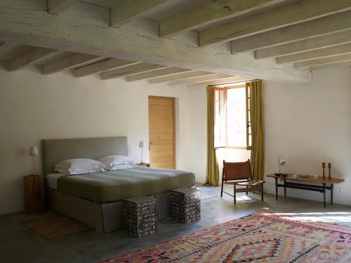 une chambre avec un lit, une table et une chaise dans l'établissement Le Pressoir - domaine du Chateau de La Bourlie - Boutique villa up to 12 guests, à Urval