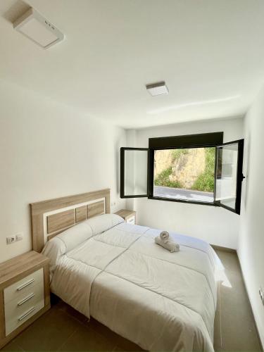 Gulta vai gultas numurā naktsmītnē Holiday apartment in Lucena del Cid Bajo B Ref 047