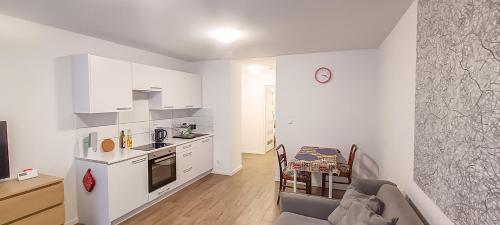 eine Küche mit weißen Schränken und einer Arbeitsplatte in der Unterkunft Apartment 2 in Altstadt Angermünde in Angermünde