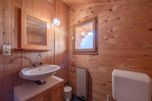 a bathroom with a sink and a toilet at Chalet de vacances Les Contamines-Montjoie in Les Contamines-Montjoie