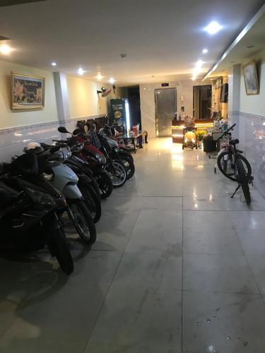 eine Reihe von Motorrädern, die in einem Zimmer geparkt sind in der Unterkunft Khách sạn Tài Phát in Cần Thơ