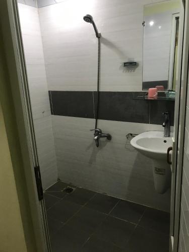 y baño con ducha y lavamanos. en Khách sạn Tài Phát, en Can Tho