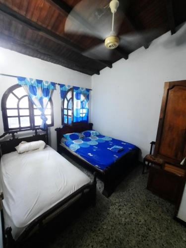 um quarto com 2 camas e um tecto em apartamento barrio jardin em Santa Marta