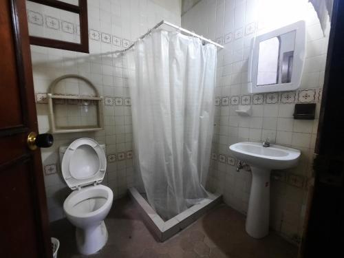 uma casa de banho com um WC e um lavatório em apartamento barrio jardin em Santa Marta