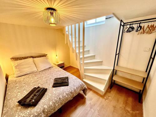 - une chambre avec un lit et un escalier dans l'établissement T3 souplex entre gare & Nansouty, à Bordeaux