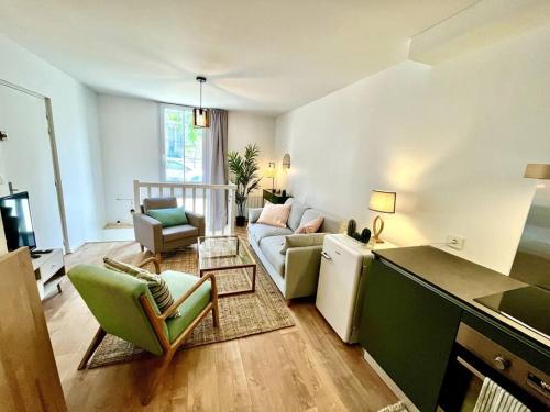 un salon avec un canapé et des chaises dans une pièce dans l'établissement T3 souplex entre gare & Nansouty, à Bordeaux