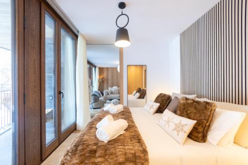 un soggiorno con un grande divano e cuscini di Isard Homes by Select Rentals 8354 a El Tarter