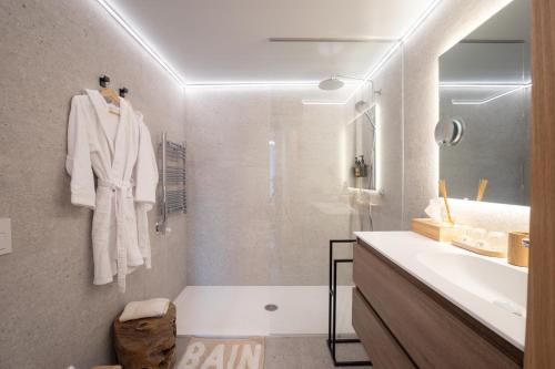 bagno con lavandino, vasca e lavandino di Isard Homes by Select Rentals 8354 a El Tarter