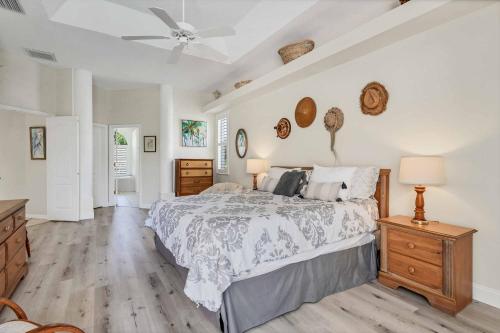 een slaapkamer met een bed en een plafondventilator bij Villa Lemon Sour in South Venice
