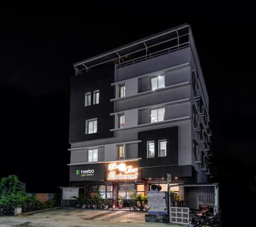 un edificio negro con un cartel delante en Treebo Trend A1 Residency - Hingna T Point, en Nagpur