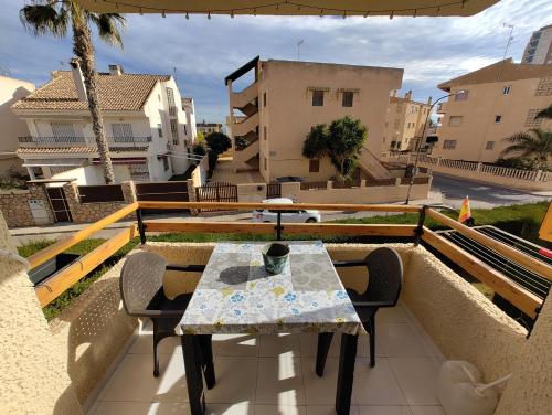 une table et des chaises sur le balcon d'un bâtiment dans l'établissement Apartamento Parlamento-La Ribera Relax Beach, à San Javier