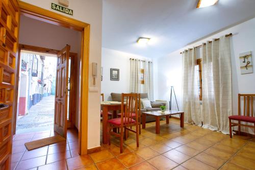 sala de estar con mesa, sillas y sofá en Cuencaloft La Fragua, en Cuenca