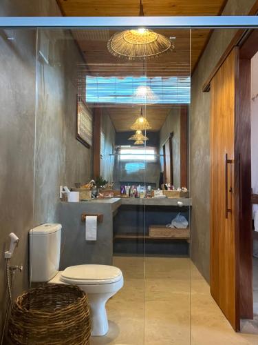 La salle de bains est pourvue de toilettes et d'un lavabo. dans l'établissement Villa Savoia Corumbau, à Corumbau