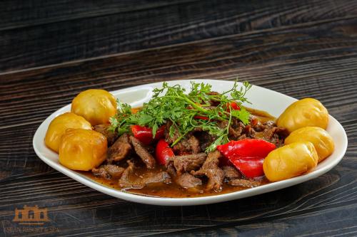 een bord met eten met vlees en groenten op een tafel bij Asean Resort - Shiki Onsen & Spa in Hanoi