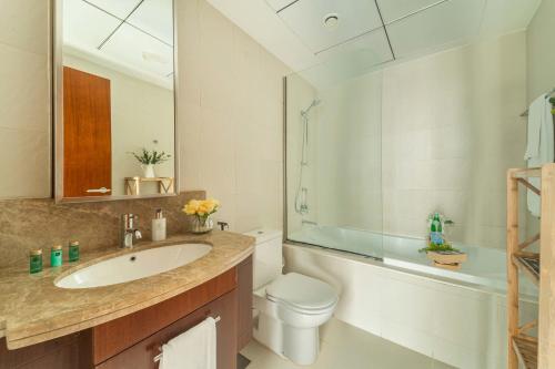 La salle de bains est pourvue d'un lavabo, de toilettes et d'un miroir. dans l'établissement Frank Porter - Stand Point, à Dubaï
