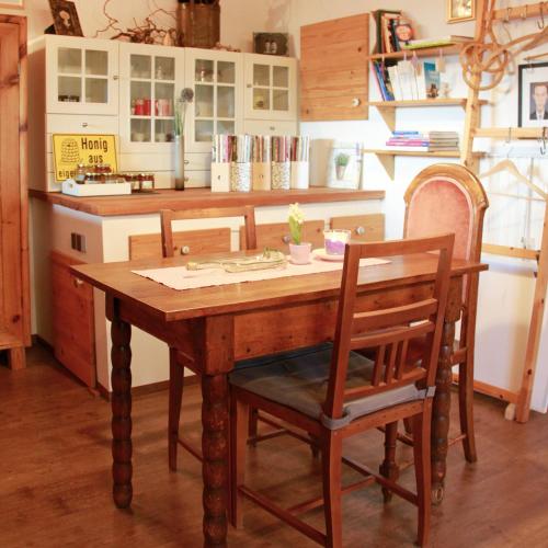 a kitchen with a wooden table and two chairs at Kraut & Ruabn - Stadl in Engabrunn