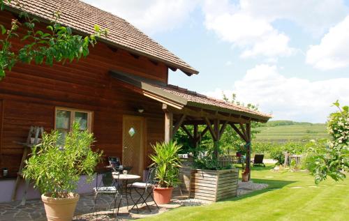 ein Holzhaus mit einer Veranda und einer Terrasse in der Unterkunft Kraut & Ruabn - Stadl in Engabrunn