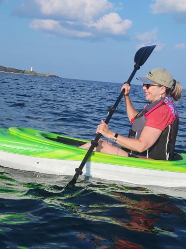 Eine Frau im Kajak auf dem Wasser in der Unterkunft Louisbourg Heritage House in Louisbourg