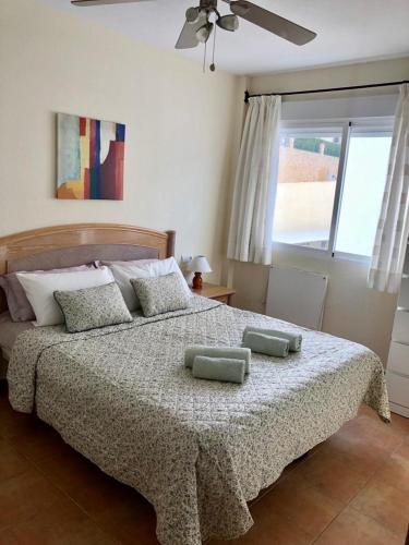 1 dormitorio con 1 cama grande y 2 almohadas en Bungalow Elena Casanova, en Calpe