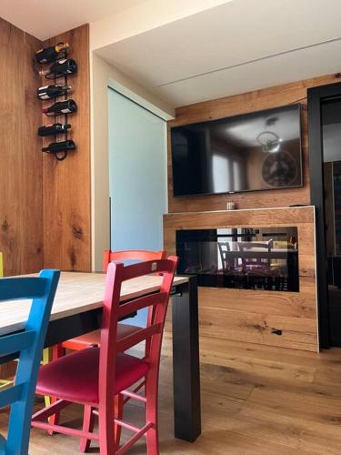 une salle à manger avec une table et des chaises colorées dans l'établissement Vip apartment on the ski slopes, à Montgenèvre