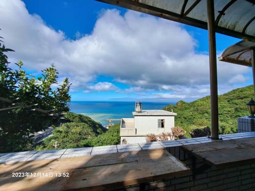 a view of the ocean from a house at Mi Casa Homestay in Jiufen