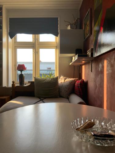 sala de estar con mesa y sofá en Spiced Bed&Breakfast, en Nykøbing Falster