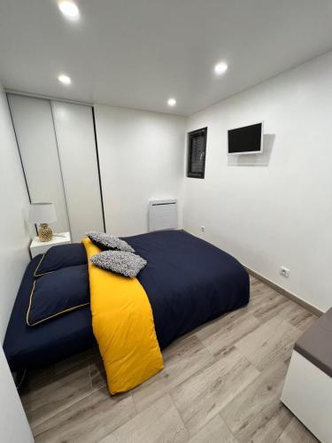 Voodi või voodid majutusasutuse Villa Louméa - Le Chalet avec jacuzzi toas