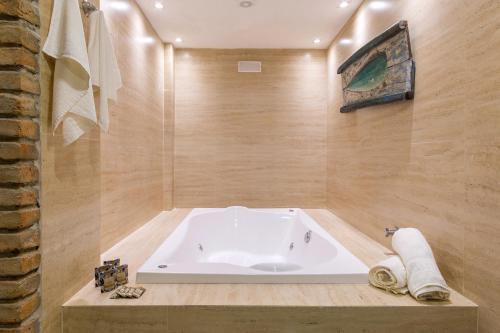 a bathroom with a bath tub in a room at Pousada La Dolce Vita in Búzios