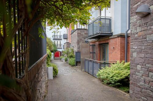un callejón en una ciudad con edificios en higgihaus Cabot Mews #40 Sunday - Friday Central Location, en Bristol
