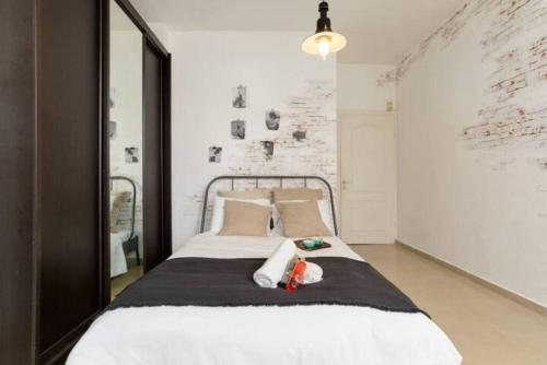 ein Schlafzimmer mit einem großen Bett mit weißen Wänden in der Unterkunft Studio with sea view with Bomb Shelter in Tel Aviv