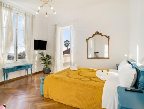 - une chambre avec un grand lit et un miroir dans l'établissement Linusa Home, à Sanremo