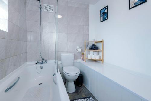 Ένα μπάνιο στο Spacious 3 Bedroom House close to Etihad