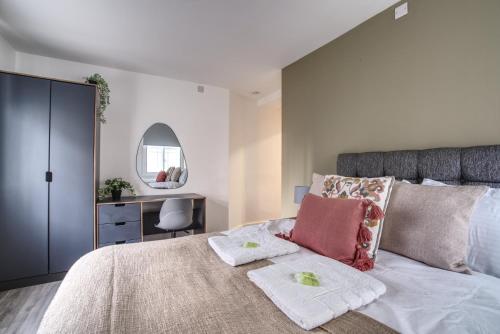 a bedroom with a large bed and a mirror at #24 Phoenix Court By DerBnB, Modern 2 Bedroom Apartment, Wi-Fi, Netflix & Within Walking Distance Of The City Centre in Sheffield