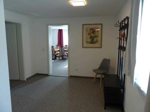 sala de estar con pasillo y comedor en Fewo E33 bei Peter, en Bad Klosterlausnitz