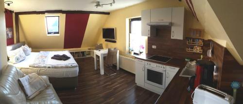 Kleines Zimmer mit einem Bett und einer Küche in der Unterkunft Fewo Klaus-Dieter Büchner in Bad Klosterlausnitz
