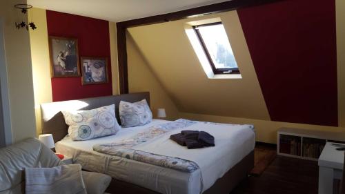 Schlafzimmer mit einem großen Bett und einem Fenster in der Unterkunft Fewo Klaus-Dieter Büchner in Bad Klosterlausnitz