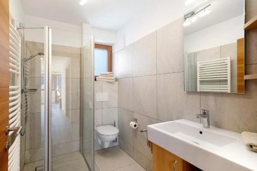 a bathroom with a shower and a sink and a toilet at Unterdurachhof Apartment Valentina in Ultimo