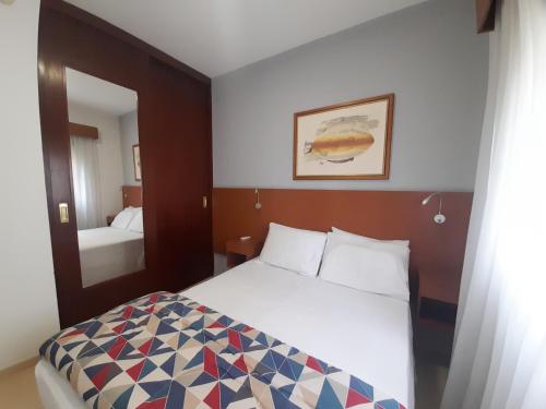 um quarto de hotel com uma cama e um espelho em Flat INCRIVEL proximo Shoppings JK e Vila Olimpia em São Paulo