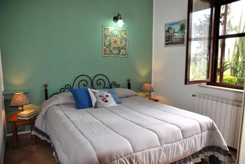 een slaapkamer met een groot bed met blauwe muren bij Villa Vallereale beautiful garden and private pool 9 km from Sperlonga in Itri