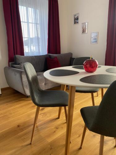 格蒙登的住宿－CityLake G23 Apartments，客厅配有两张桌子和一张沙发